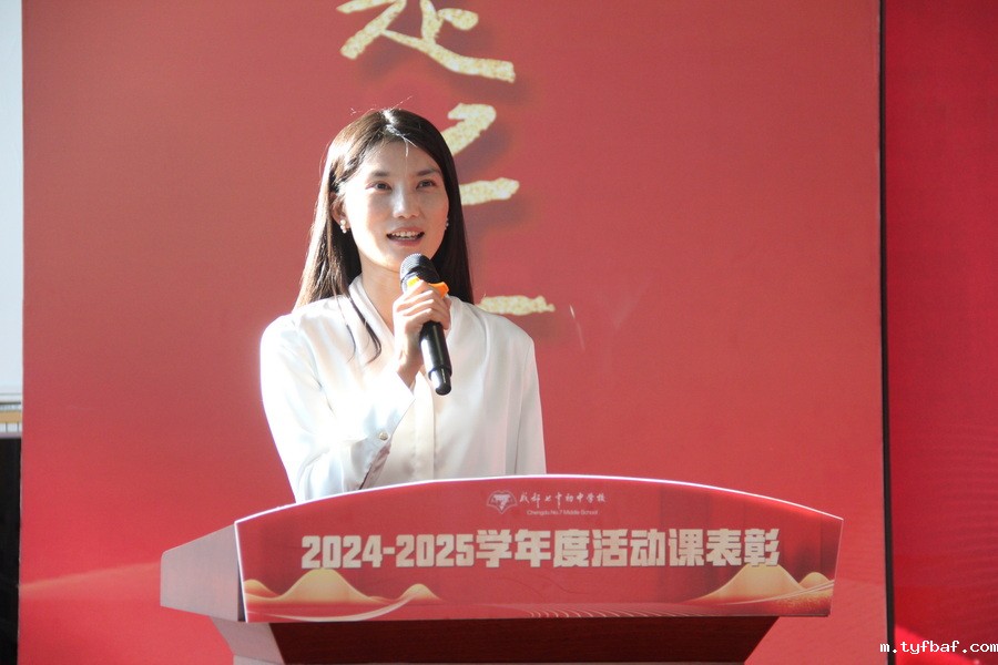 图10 锦城主持人近景_调整大小.jpg