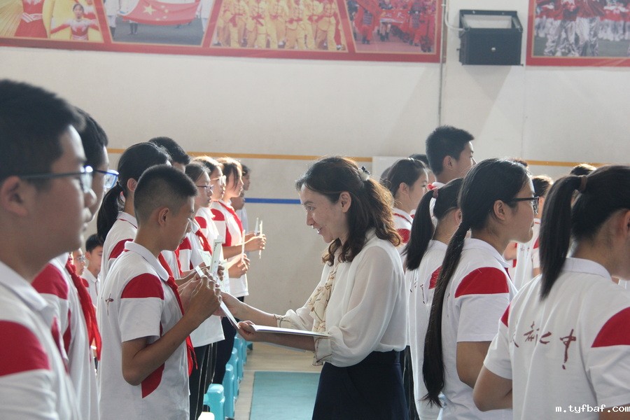 图40-1 课外活动积极分子领导颁奖图(黄西林)_调整大小.jpg