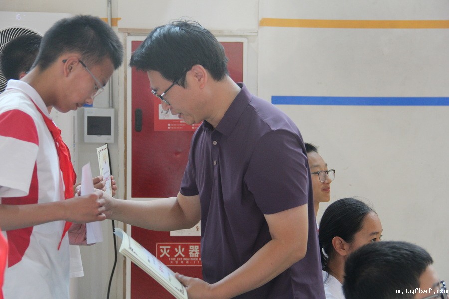 图40-2 课外活动积极分子领导颁奖图(张力生)_调整大小.jpg