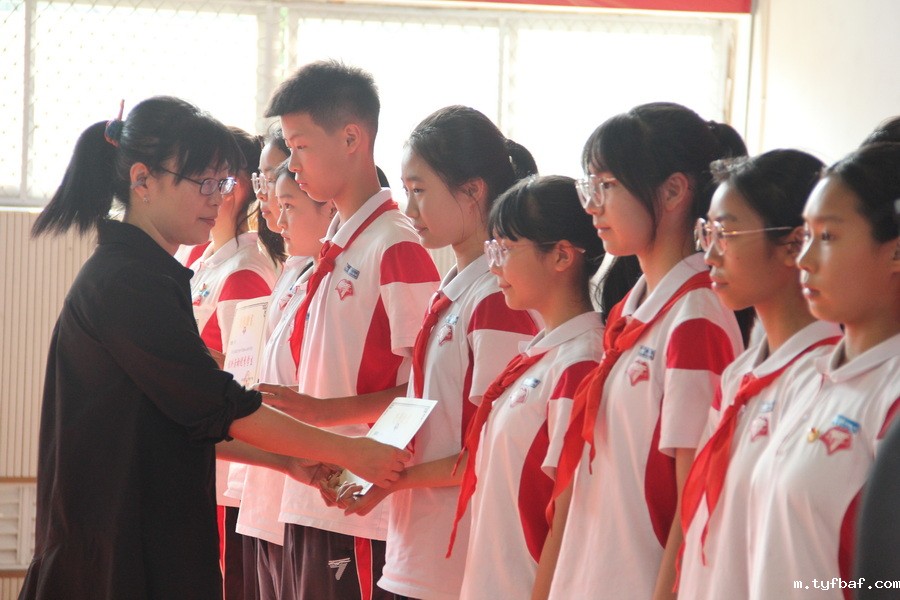 图43-1 课外活动优秀学生领导颁奖图(郭萍)_调整大小.jpg