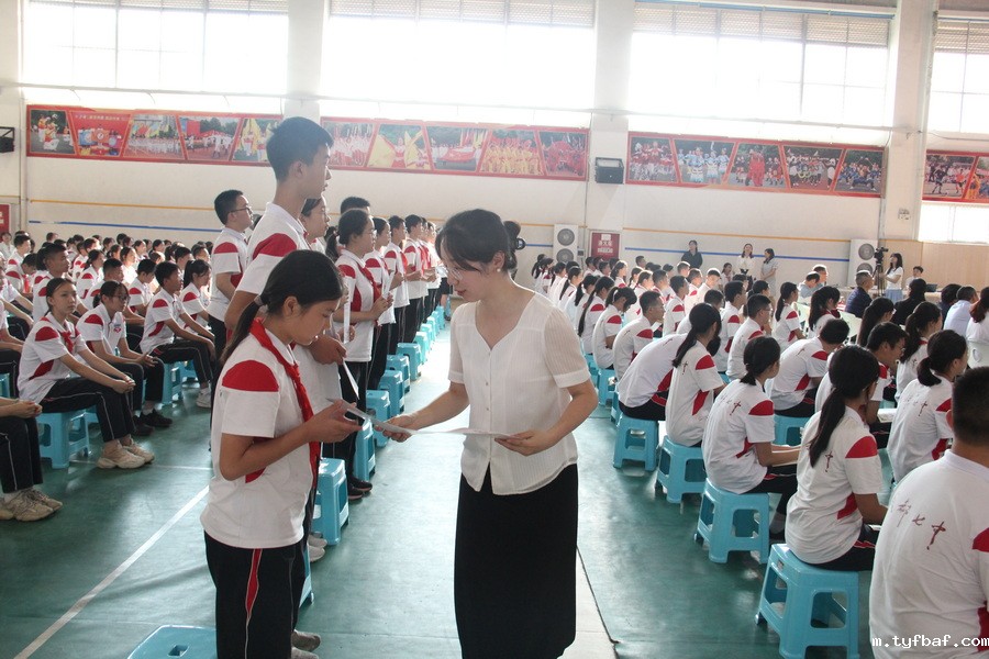 图41-1 优秀选修课优秀学生颁奖图(李巍、谢晴_调整大小.jpg