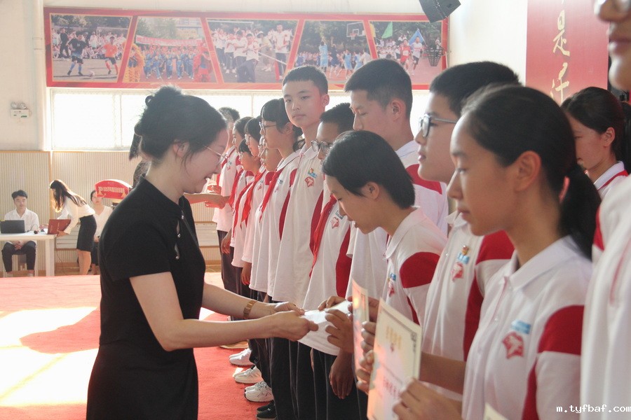 图43-2 课外活动优秀学生领导颁奖图(胡霞)_调整大小.jpg