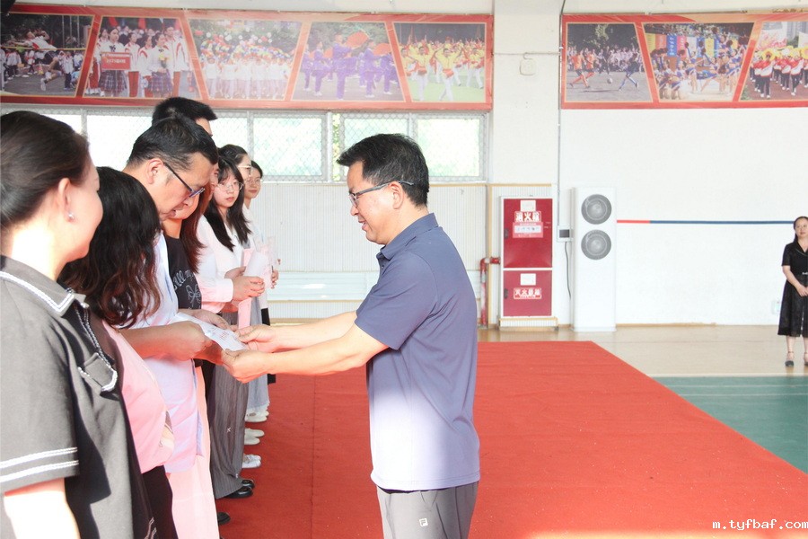 图49 优秀选修课优秀教师领导颁奖图 (邱兴华、吴旭光)_调整大小.jpg