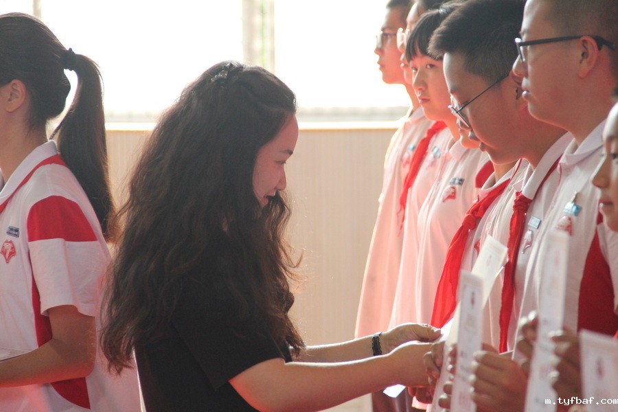 图47-2 行走的课堂 优秀学生领导颁奖图(吴学颖)_调整大小.jpg