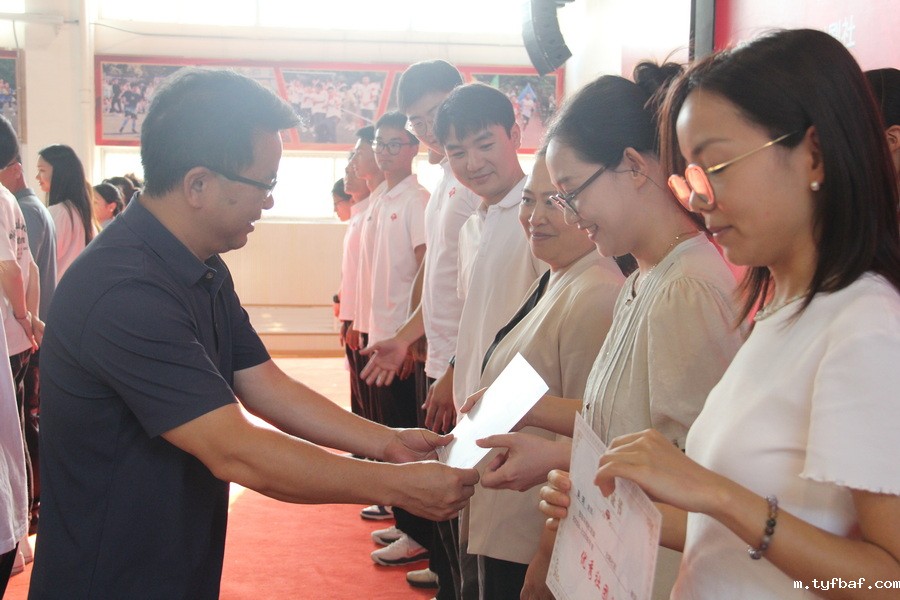 图51-1 社团课优秀教师领导颁奖图(邱兴华)_调整大小.jpg